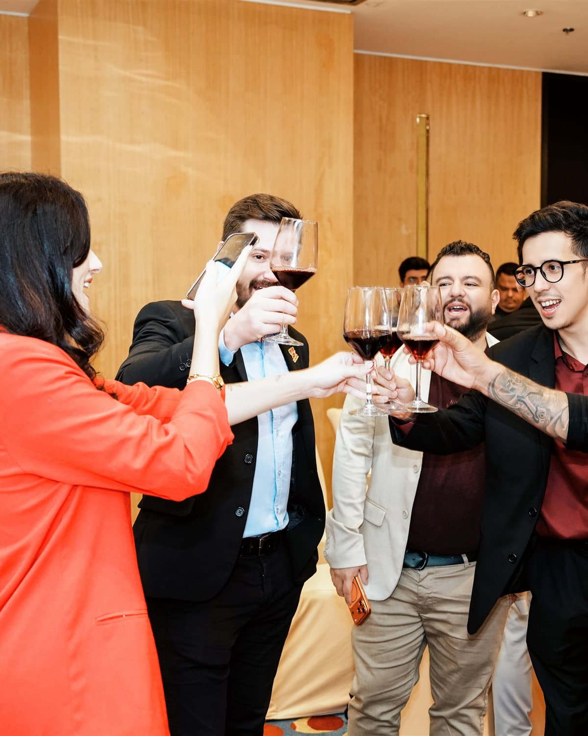 Grupo de executivos brasileiros e chineses em conversa durante um evento