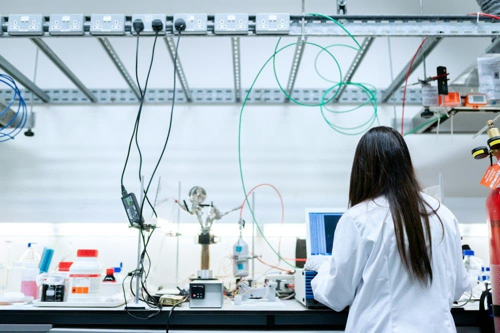 Pesquisadora trabalhando em um laboratório